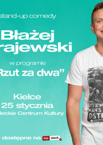 Grafika. Na turkusowym tle po prawej stronie zdjęcie uśmiechniętego młodego mężczyzny w białej podkoszulce z nadrukiem. Po lewej stronie białe litery: stand-up comedy. Błażej Krajewski w programie Rzut za dwa. Kielce 25 stycznia Kieleckie Centrum Kultury