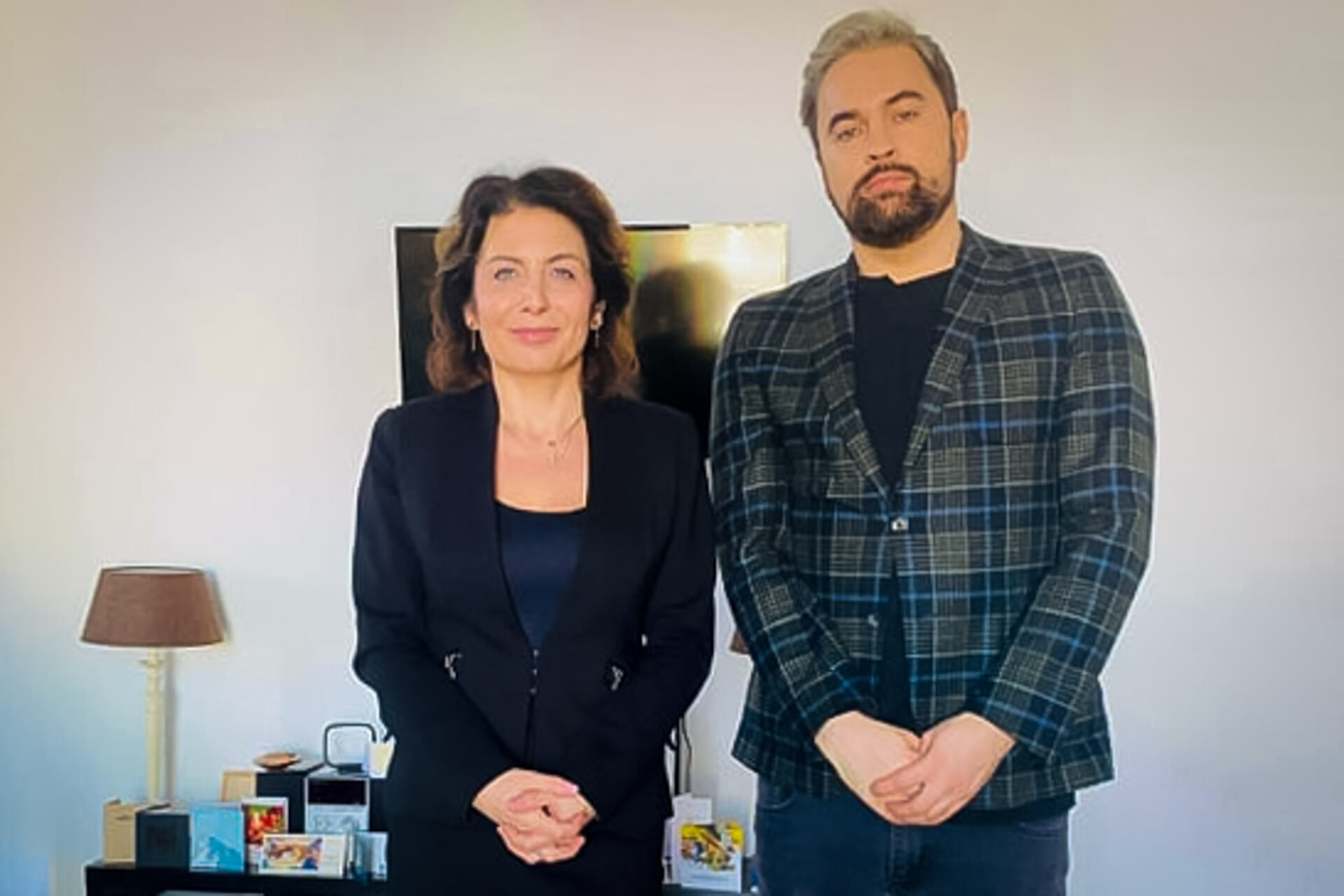 Zdjęcie. Dwójka ludzi - kobieta w czarnym kostiumie i mężczyzna w marynarce w kratę pozują do zdjęcia. To Augustyna Nowacka dyrektor KCK i wicedyrektor Artur Wijata.