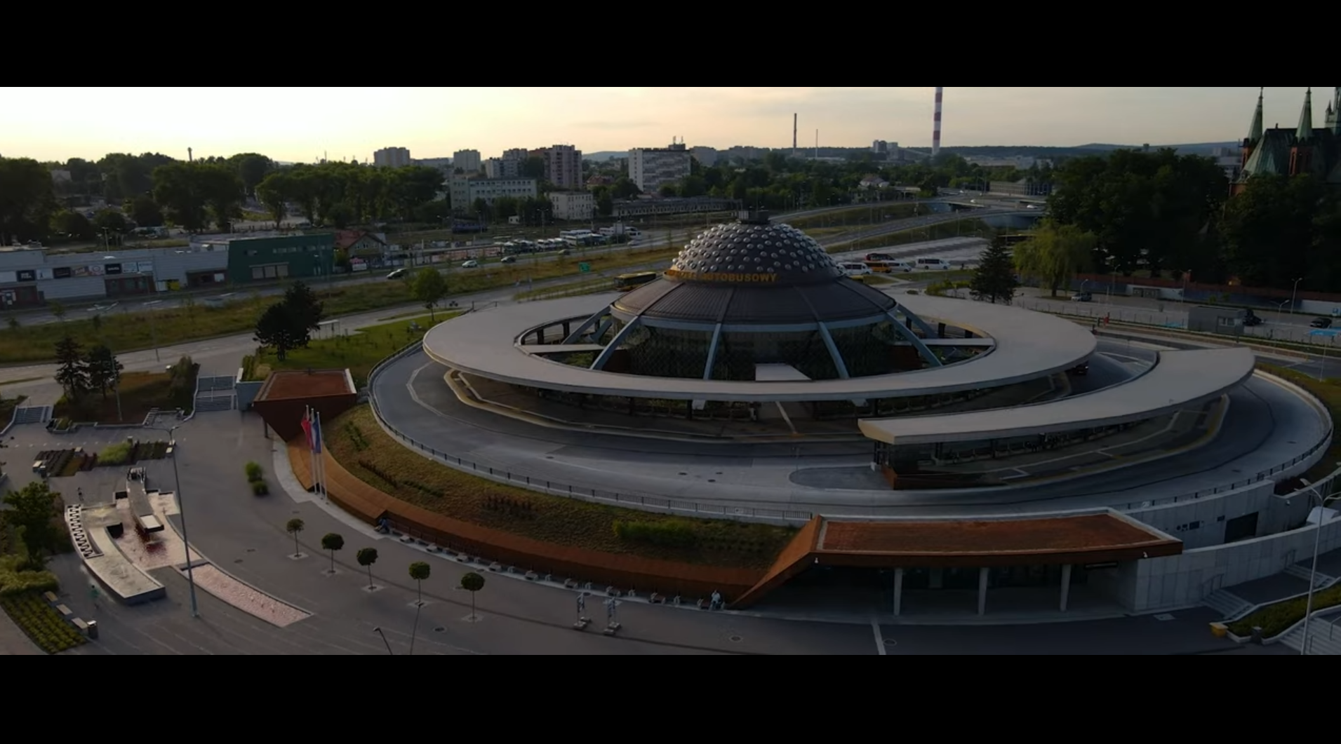 Zdjęcie. Kadr z filmu kielce z loty ptaka. Na zdjęciu dworzec autobusowy przypominający ufo.