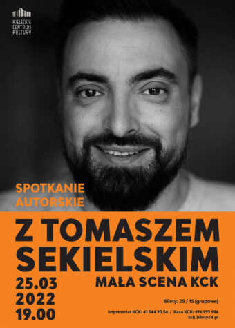 Grafika. Plakat spotkania. W górnej części plakatu duże czarno-białe zdjęcie twarzy uśmiechniętego mężczyzny z brodą. To Tomasz Sekielski. Poniżej na pomarańczowym tle napisy: Spotkanie autorskie z Tomaszem Sekielskim. 25 marca 2022 godz. 19. Mała Scena KCK. Bilety 25 i 15 zł.