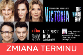 Grafika. Na czarnym tle po lewej stronie pięć portretowych zdjęć aktorów. Trzy na górze to kobiety, dwa na dole to mężczyźni. Po prawej tytuł: Victoria True Woman Show. 17 stycznia 2022, godz. 18. Duża Scena KCK. Poniżej czerwony pasek z napisem zmiana terminu.