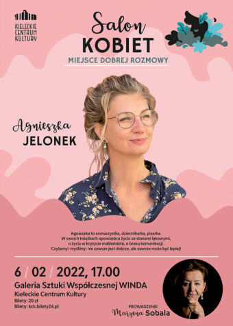 Grafika. Plakat Salonu Kobiet. Na różowym tle w centralnym miejscu zdjęcie uśmiechniętej blondynki ze spiętymi włosami w okularach o metalowych oprawkach. To Agnieszka Jelonek. Na dole napis: 6 lutego 2022, godz. 17. Galeria Sztuki Współczesnej Winda, Kieleckie Centrum Kultury. Bilety 20 zł.