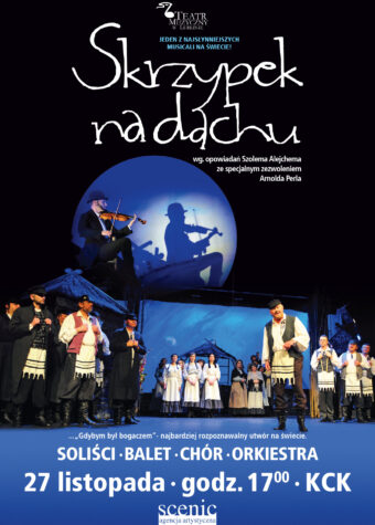 Grafika. Plakat spektaklu "Skrzypek na dachu". Na czarnym tle zdjęcie wielu aktorów w strojach żydowskich. Ponżej napis: Soliści, balet, chór, orkiestra. 27 listopada godz. 17. Kieleckie Centrum Kultury.