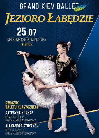 Grafika baletu "Jezioro łabędzie" 2 wykonaniu Grand Kiev Ballet. Na niebieskim tle zdjęcie pary w strojach baletowych. Mężczyzna trzyma kobietę za ręce, ta wychyla się do przodu, jednocześnie podnosząc nogę wysoko do góry do tyłu. Kobieta stoi na czubkach palców. Ma na sobie baletową białą spódnicę. Mężczyzna - ciemną dopasowaną ozdobną koszulę z haftem i białe dopasowane spodnie. Nad nimi napis: 25 lipca Kieleckie Centrum Kultury, Kielce. Poniżej napisy: Gwiazdy baletu klasycznego: Kateryna Kukhar, prima ballerina Opery Narodowej Ukrainy, Aleksander Stoyanov, główny tancerz Opery Narodowej Ukrainy.