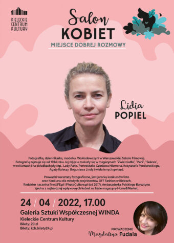 Grafika. Plakat Salonu KOBIET MIEJSCE DOBREJ ROZMOWY Poniżej na różowym tle zdjęcie szczupłej kobiety o spiętych z tyłu włosach. Kobieta ma na sobie czarną koszulę.Po prawej stronie litery: Lidia Popiel. Poniżej: 24 kwietnia 2022 godz. 17. Galeria Sztuki Współczesnej WINDA Kieleckie Centrum Kultury Bilety: 20zł Bilety: :kck.bilety24.pl”. W prawy dolnym rogu wycięte w kółko zdjęcie prowadzącej Magdaleny. Fudali.
