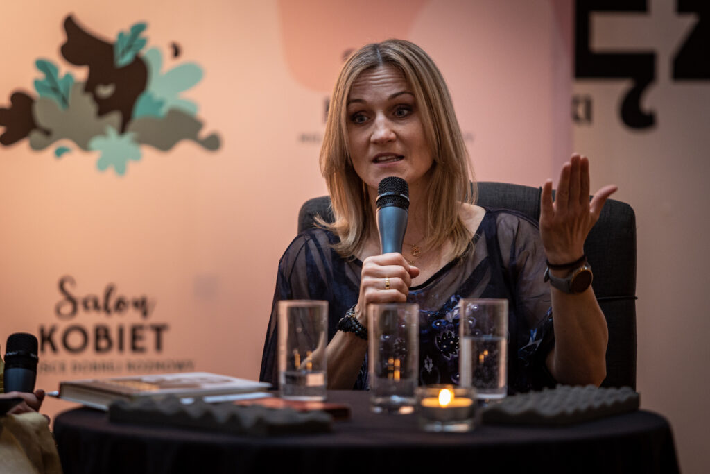 Zdjęcie. Iwona Guzowska mówi do mikrofonu.