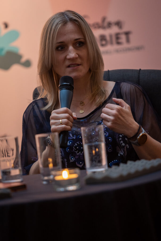 Zdjęcie. Iwona Guzowska mówi do mikrofonu.