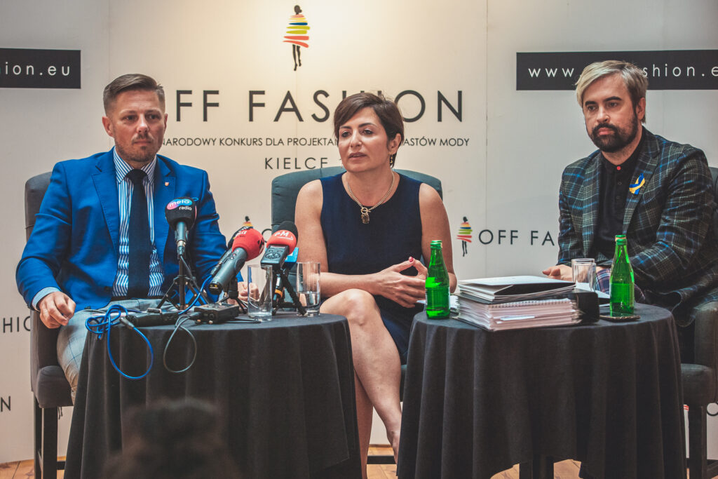 Zdjęcie. Konferencja prasowa zapowiadająca konkurs OFF Fashion. Przy stolikach siedzą od lewej: wiceprezydent Marcin Chlodnicki, dyrektor KCK Augustyna Nowacka, wicedyrektor KCK Artur Wijata.