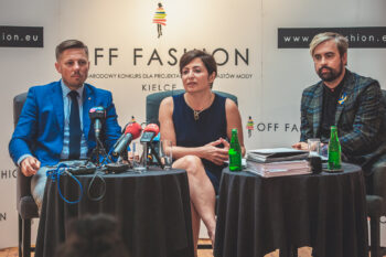 Zdjęcie. Konferencja prasowa zapowiadająca konkurs OFF Fashion. Przy stolikach siedzą od lewej: wiceprezydent Marcin Chlodnicki, dyrektor KCK Augustyna Nowacka, wicedyrektor KCK Artur Wijata.