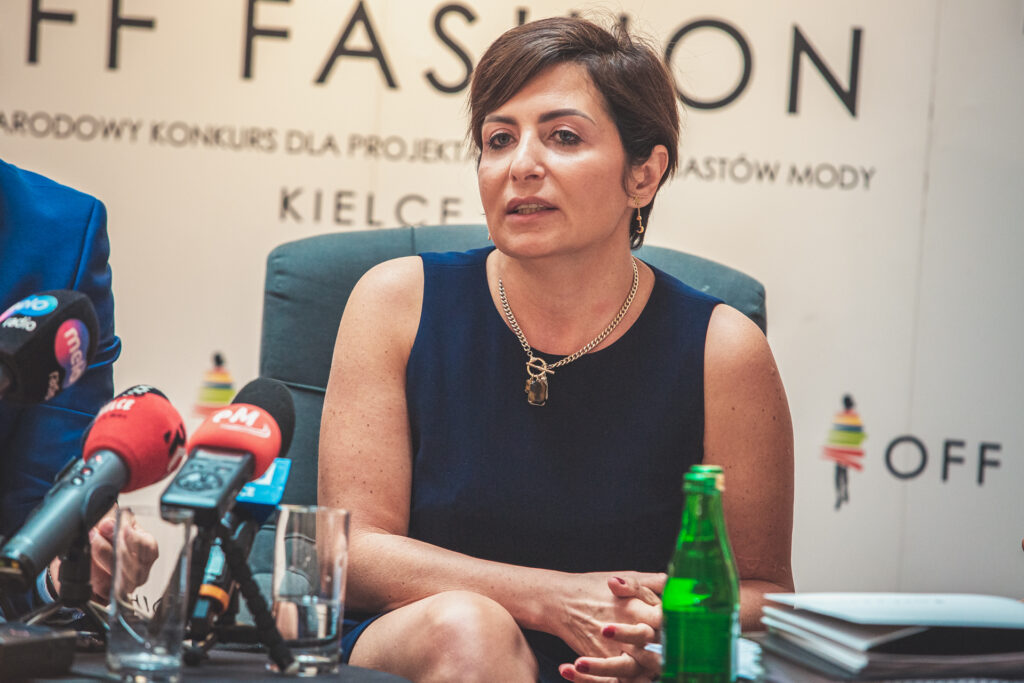 Zdjęcie. Dyrektor KCK Augustyna Nowacka mówi do mikrofonów mediów.