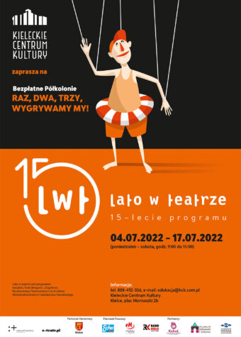 Grafika. Plakat Lata w Teatrze. Plakat podzielony na dwie części w poziomie. Górna jest czarna, dolna pomarańczowa. Na czarnej napis: Kieleckie Centrum Kultury zaprasza na bezpłatne półkolonie Raz, Dwa, Trzy, wygrywamy my. Na pomarańczowym kolorze duże logo Lata w teatrze. Obok czarne daty: 4-17 lipca, poniedziałek-sobota, godz. 9-15. W centralnej części grafiki wizerunek śmiesznego człowieczka w kąpielowych majtkach i bejsbolówce na głowie. Człowieczek ma w pasie założone dmuchane koło w biało-pomarańczowe paski. Ręce i głowę ma przyczepione do sznurków, jakby był marionetką.
