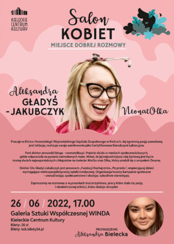 Grafika. Plakat Salonu Kobiet. W centralnej części zdjęcie uśmiechniętej blondynki ze stetoskopem na głowie. To Neonatolka, Aleksandra Gładyś-Jakubczyk. Na górze napis: Salon Kobiet. Poniżej data: 26 czerwca 2022 godz. 17. Galeria Sztuki Współczesnej Winda. Bilety 20 zł.