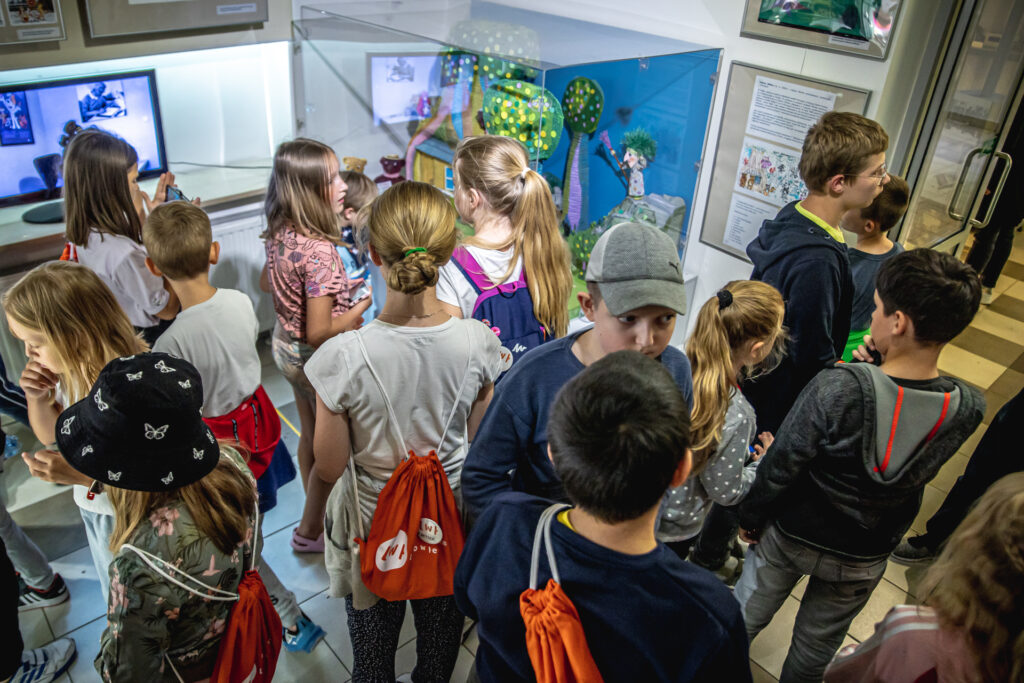 Zdjęcie. Grupa dzieci z Lata w Teatrze zwiedza Muzeum Zabawek i Zabawy.
