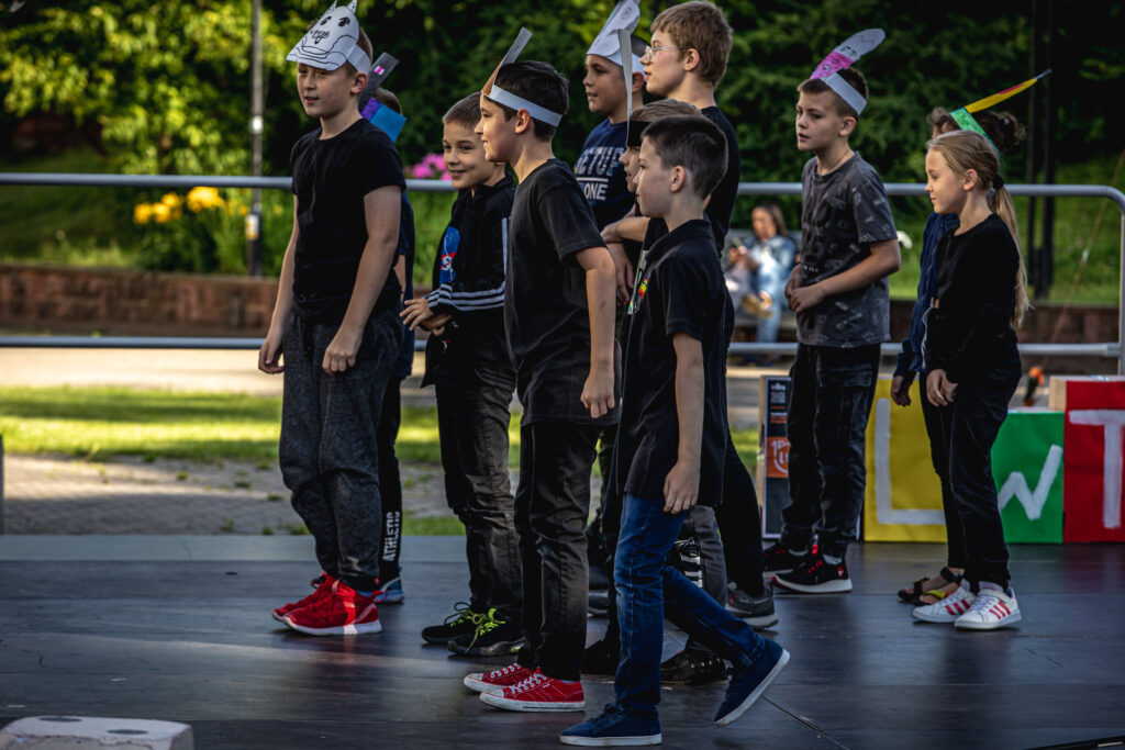 Zdjęcie. Grupa dzieci stoi na scenie.