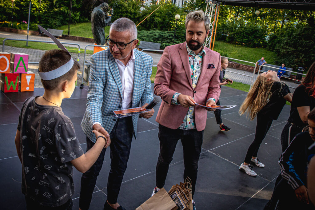 Zdjęcie. Dyrektor Kancelarii Prezydenta Sławomir Stachura i wicedyrektor KCK Artur Wijata wręczają nagrody i pamiątkowe dyplomy uczestnikom Lata w Teatrze.