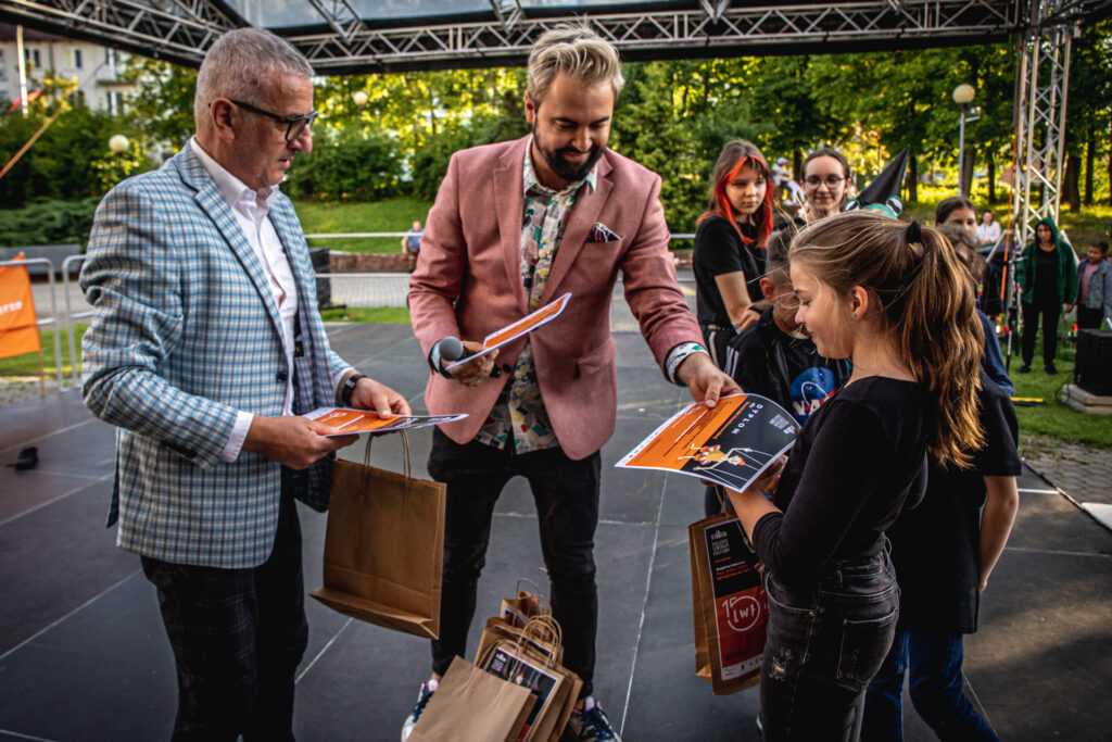 Zdjęcie. Dyrektor Kancelarii Prezydenta Sławomir Stachura i wicedyrektor KCK Artur Wijata wręczają nagrody i pamiątkowe dyplomy uczestnikom Lata w Teatrze.