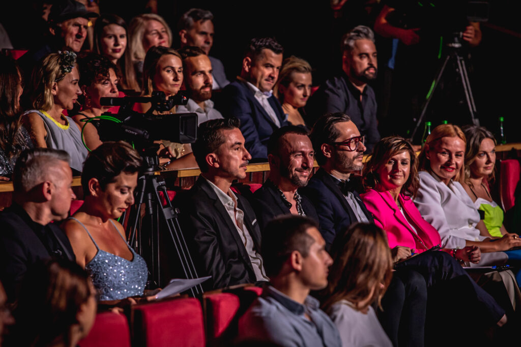 Zdjęcie. Jury konkursu OFF Fashion. w rzędzie siedzą m.in. Marcin Paprocki i Mariusz Brzozowski oraz Dyrektor KCK Augustyna Nowacka.