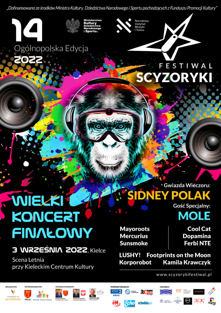 Grafika. Plakat koncertu finałowego Scyzoryki Festiwal 2022. Na czarnym tle rysunek głowy szympansa w słuchawkach. Po obu stronach dwie okrągłe membrany głośników. Dookoła tęczowe mazy, kropki i desenie. Na górze napis: 14. ogólnopolska edycja 2022 Festiwal Scyzoryki. Pod grafiką: Wielki koncert finałowy 3 września, Scena Letnia przy KCK. Po prawej: Gwiazda Wieczoru Sidney Polak. Gość specjalny: Mole.