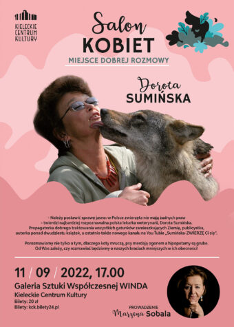 Grafika. Plakat Salonu Kobiet. Na różowym tle na górze strony napisy: Salon Kobiet . Dorota Sumińska. W centralnej części plakatu zdjęcie kobiety w ciemnych okularach i krótkiej fryzurze,, którą po brodzie liże pies w typie owczarka. Po lewej stronie na dole napis: 11 września 2022 godz. 17. Galeria Sztuki Współczesnej Winda KCK, bilety 20 zł.