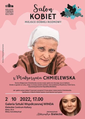 Grafika. Plakat salonu kobiet. Na różowym tle w centralnym miejscu zdjęcie starszej kobiety w białej chustce na głowie. To siostra Małgorzata Chmielewska. Poniżej data: 2 października godz. 17. Galeria Sztuki Współczesnej "Winda" KCK. Bilety 20 zł.
