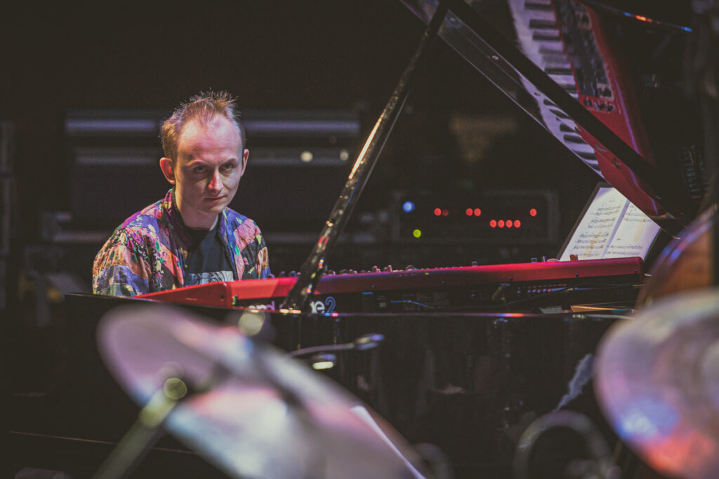 Zdjęcie Pianista siedzi przy fortepianie.