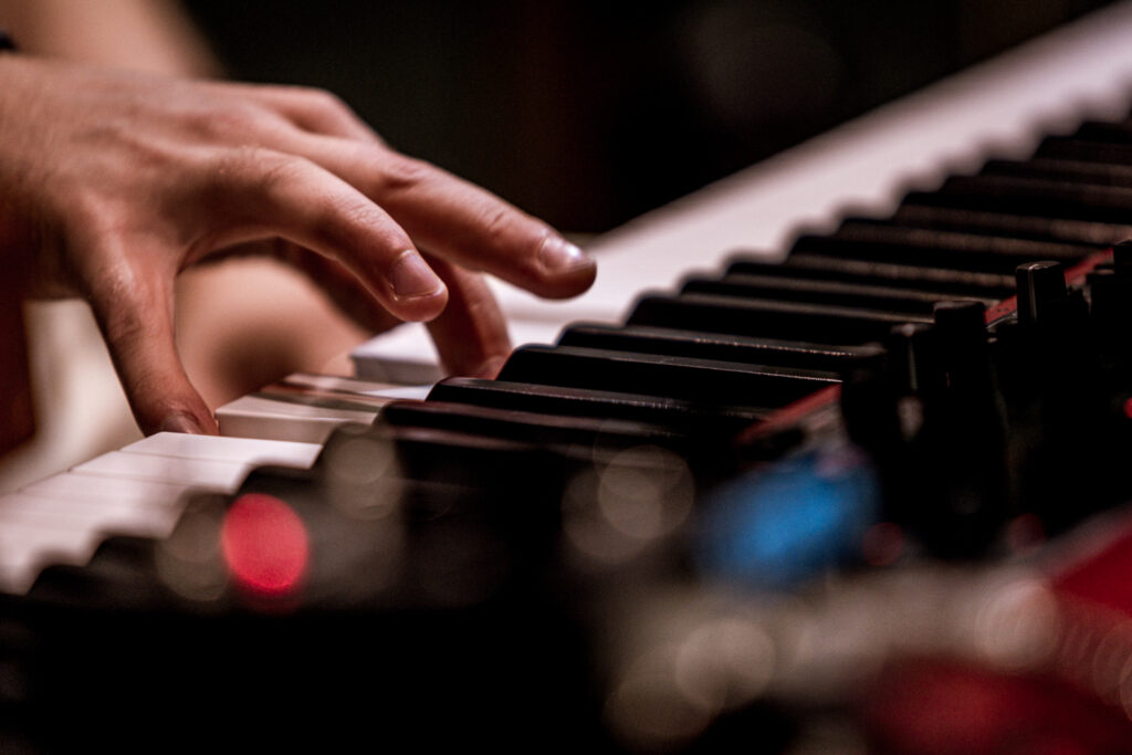 Zdjęcie. Dłoń naciskająca klawisze keyboarda.