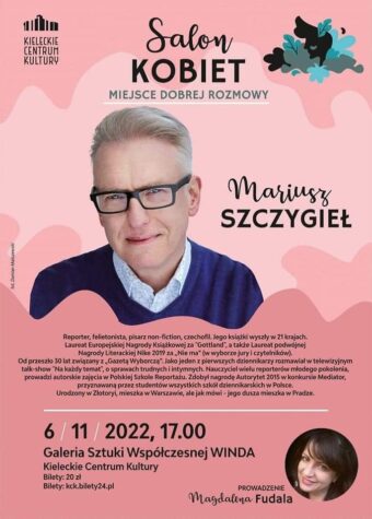 Grafika. Plakat Salonu Kobiet. W cenrtalnej części utrzymanego w różu plakatu zdjęcie blondyna w ciemnych oprawkach z uśmiechem na twarzy. To dziennikarz, pisarz Mariusz Szczygieł. 6 listopada 2022 roku, godz. 17 Galeria Sztuki Współczesnej Winda, bilety 20 zł.