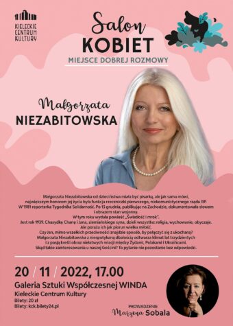 Grafika. Plakat Salonu Kobiet. W centralnej części plakatu zdjęcie uśmiechniętej blondynki z prostymi długimi włosami. To Małgorzata Niezabitowska. Na dole plakatu daty: 20 listopada 2022 godz. 17. Galeria Sztuki Współczesnej "winda".