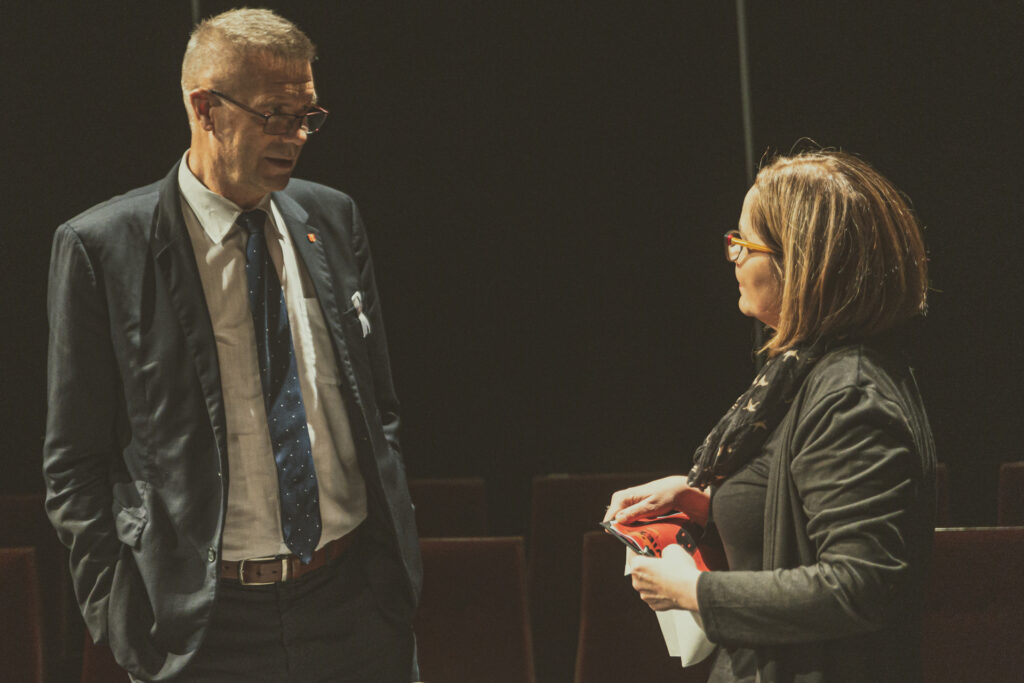 Zdjęcie. Prezydent Bogdan Wenta rozmawia z kobietą w ciemnym stroju i okularach.