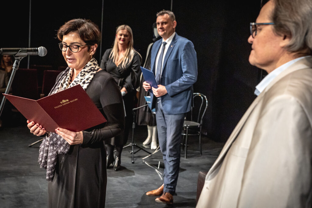 Zdjęcie. Dyrektor Kieleckiego Centrum Kultury Augustyna Nowacka czyta list gratulacyjny z okazji 25-lecia teatru Pegaz.