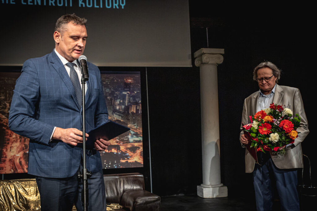 Zdjęcie. Zastępca Dyrektora Wydziału Edukacji, Kultury i Sportu UM Kielce Grzegorz Swoiński składa gratulacje Andrzejowi Skorupskiemu z okazji 25-lecia teatru.