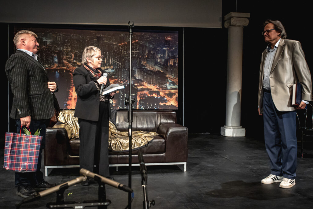 Zdjęcie. Gratulacje z okazji 25-lecia teatru Pegaz składają Teresa i Mirosław Bielińscy, szefowie teatru TeTaTeT.