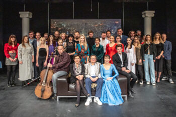 Zdjęcie. Zespól teatru Pegaz pozuje do pamiątkowego zdjęcia z okazji jubileuszu 25-lecia zespołu. Na kanapie siedzą od lewej: dyrektor KCK Augustyna Nowacka, szef teatru Andrzej Skorupski i tancerka Małgorzata Ziółkowska.