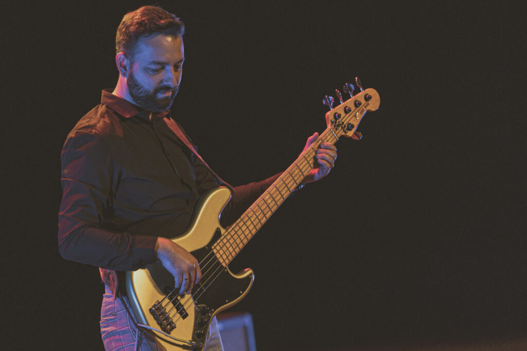 Zdjęcie. Mężczyzna gra na żółtej gitarze.