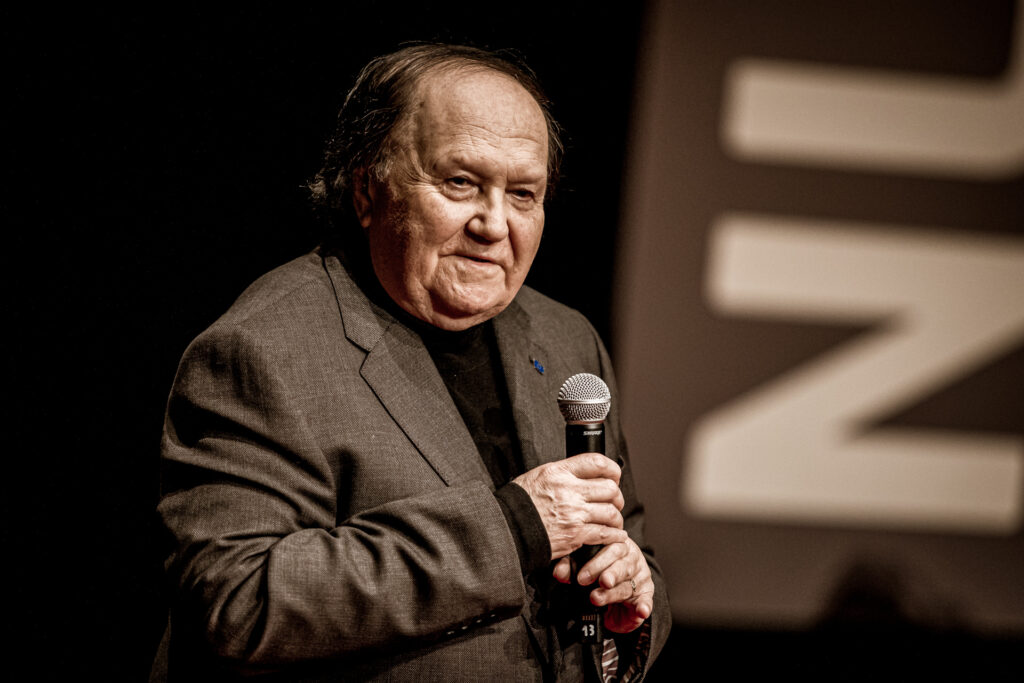Zdjęcie. Pomysłodawca festiwalu Krzysztof Miklaszewski mówi do mikrofonu.