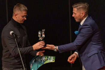 Zdjęcie. Wiceprezydent Marcin Chłodnicki wręcza statuetkę laureatowi festiwalu Nurt.