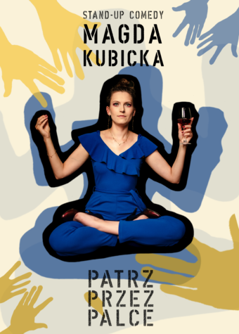 Grafika. Plakat występu stand-up. W centralnym miejscu zdjęcie kobiety ubranej w granatowy kostium., siedzącej po turecku. W ręku trzyma kieliszek z czerwonym winem. Powyżej napis: Stand-up Comedy Magda Kubicka. Poniżej napis Patrz przez palce.