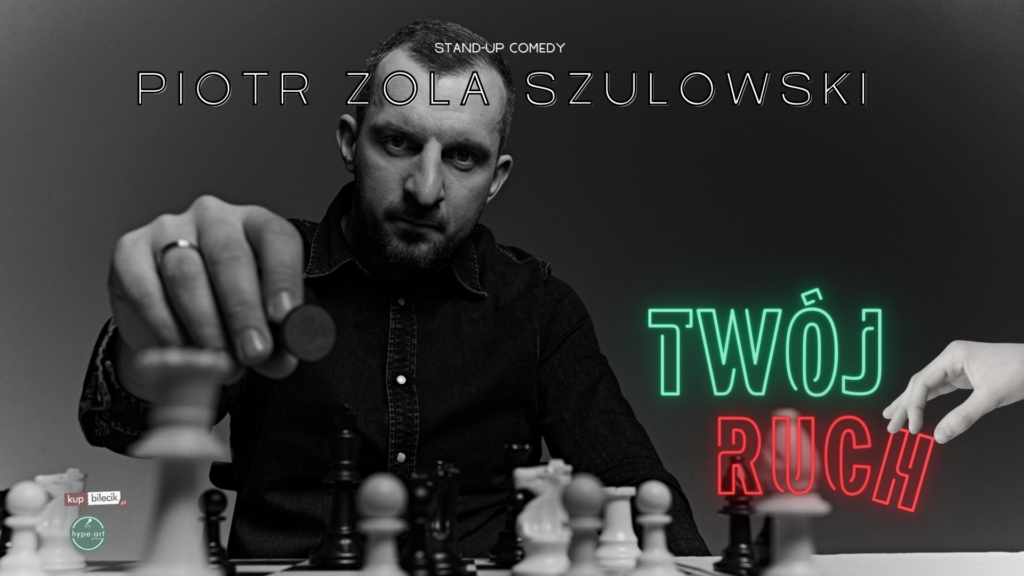 Plakat wieczoru stand -up. Czarno białe zdjęcie. Mężczyzna z brodą gra w szachy. Na górze napis: Piotr Zola Szulowski, poniżej napis wyglądający jak neon "Twój ruch".