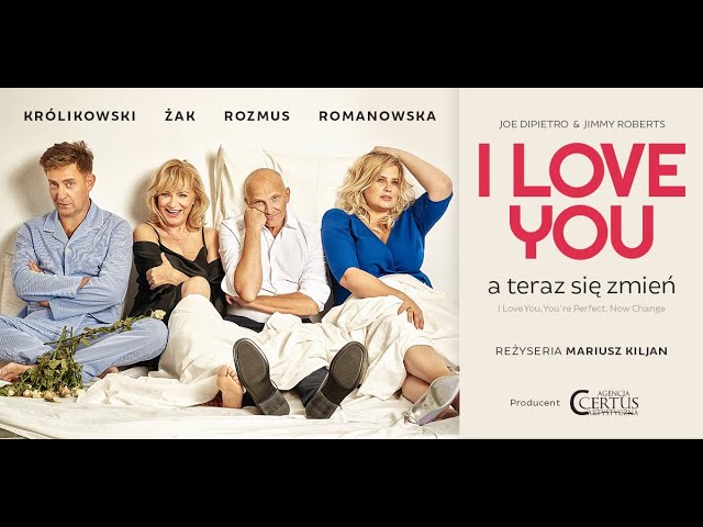 Plakat spektaklu "I love you, a teraz się zmień". Na zdjęciu 4 osoby w pidżamach siedzą w łózku oparte o ścianę. To aktorzy: Rafał Królikowski, Katarzyna Żak, Robert Rozmus, Elżbieta Romanowska.