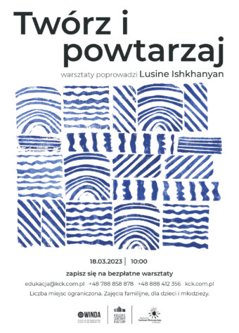 Plakat warsztatów artystycznych. W górnej częsci duży napis: Twórx i powtarzaj. poniżej: warsztat poprowadzi Lusine Ishanyan. Poniżej granatowa grafika, kwadraty odbitych stępli z paskami w róznych kierunkach. Data: 18 marca godz. 10. Zapisz się na bezpłatne warsztaty. edukacja@kck.com.pl 48-788-858-878, 888-412-356.