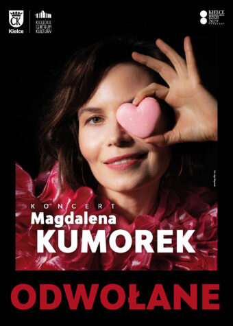 Grafika. Koncert Magdaleny Kumorek. W centralnej części grafiki zdjęcie uśmiechniętej brunetki. To aktorka. W ręku trzyma różowe ciasteczko w kształcie serca., którym zasłania sobie lewe oko. Poniżej białe duże litery: Koncert. Magdalena Kumorek. Czerwone litery: odwołane.