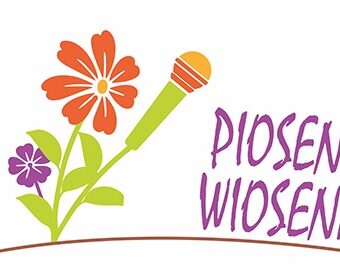 Grafika. Na białym tle: Fioletowy napis: Piosenka Wiosenka Obok pomarańczowy kwiatez z gałązką i liśćmi. Jedna z łodyżek zakończona jest pomarańczowym mikrofonem.