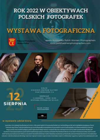 Grafika. Plakat wystawy fotograficznej "Rok 2022 w obiektywach polskich fotografek" wernisaż 12 sierpnia godz. 18. Wystawa czynna do 30.10. W centralnej części plkatu utrzymanego w kolorze grafitowym pasek 4 zdjęć przedstawiających kobiety z różnych zakątków świata.