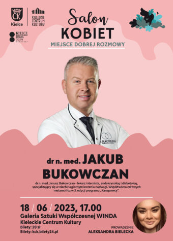 Grafika Plakat Salonu Kobiet. W centralnej części grafiki zdjęcie uśmiechniętego lekarza z siwymi, zaczesanymi na bok włosami. To dr. nauk medycznych Jakub Bukowczan. Poniżej data: 18 czerwca 2023 godz. 17. Galeria Sztuki Współczesnej "Winda" Kieleckie Centrum Kultury. Bilety 20 zł. prowadzenie: Aleksandra Bielecka. i