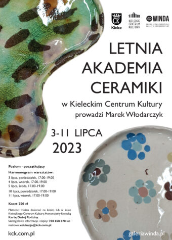 Grafika Letniej Akademii Ceramiki w KCK. Prowadzi Marek Włodarczyk. 3-11 lipca. Na białym tle fragmenty ceramicznych naczyń: talerza ozdobionego namalowanymi kwiatami i patery o nierównym kształcie z czarnymi paskami na zielonym tle.