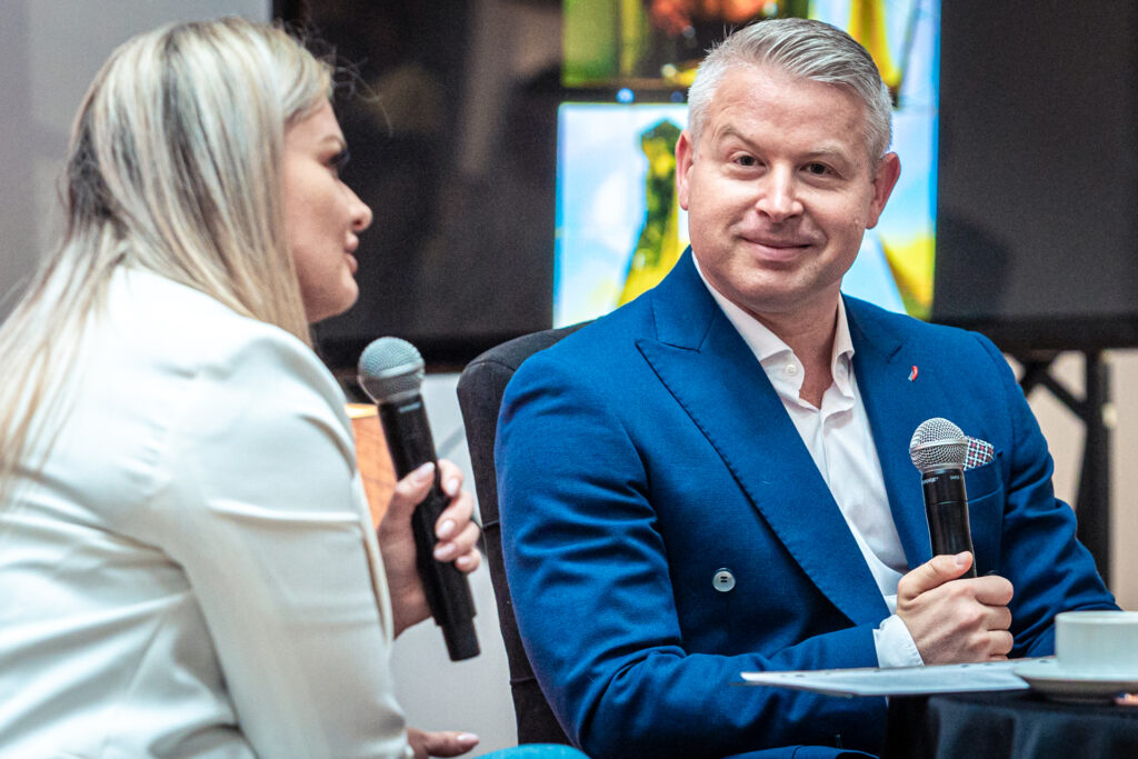 Zdjęcie. Jakub Bukowcza i Aleksandra Bielecka rozmawiają na scenie podczas Salonu Kobiet.