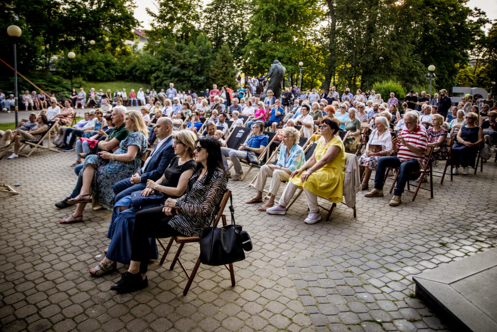 Zdjęcie. Widownia koncertu zespłu Topside Band na Letniej SCenie KCK.