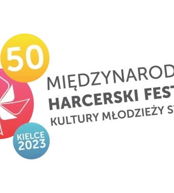 Grafika. Logo 50 międzynarodowego harcerskiego festiwalu Kultury Młodzieży Szkolenj. Po lewej stronie 4 kułka w róznych kolorach. Wczerwonym jest biały wiatraczek, z żóltym napis 50, w niebieskim Kielce 2023, a w zielony - symbol harcerskiej lilijki.