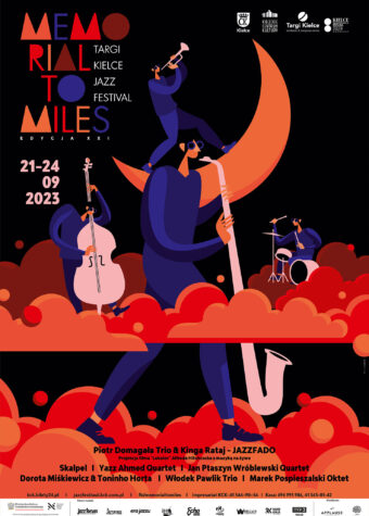 Grafika. Plakat 21. edycji festiwalu Memorial to Miles Targi Kielce Jazz festiwal. Na czarnym tle graficzne sylwetki muzyków. Największy z nich gra na saksofonie. Obok znajduje się kontrabasista, a z drugiej strony - perkusista. Na półksiężycu gra trębacz. Muzycy brodzą w czerwonych chmurach. Data festiwalu 21 września 2023. Duża Scena KCK 19 iotr Domagała Trio i Kinga Rataj. Projekcja filmu "Lokator" z muzyką na żywo. Poniżej lista występujących podczas festiwalu wykonawców.