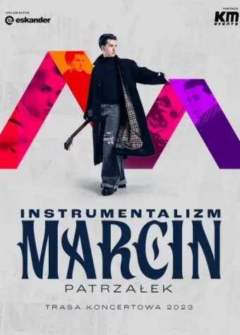 Grafika. Plakat koncertu. Na szarym tle zdjęcie młodego mężczyzny w płaszczu, trzymającego w ręku gitarę. Za nim kolorowy pasek układający się w literę M. Poniżej napisy: Instrumentalizm. Marcin Patrzałek. Trasa koncertowa 2023.